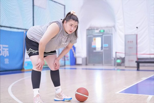 股票配资开户费用 换队首秀轰37+12！中国女篮2米01女版奥尼尔闪耀：宫帅该招进她？