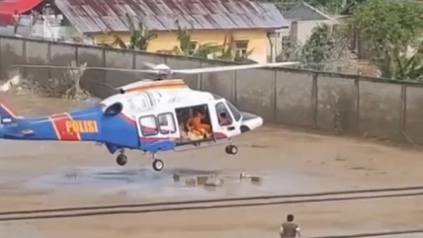 配资服务平台 印尼遭洪灾侵袭：救援直升机无法降落 物资在半空中被扔进积水